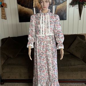 Jr’s. by Lounge Craft • Vintage • 1970’s • Size 11 • Red/White • Floral • Dress